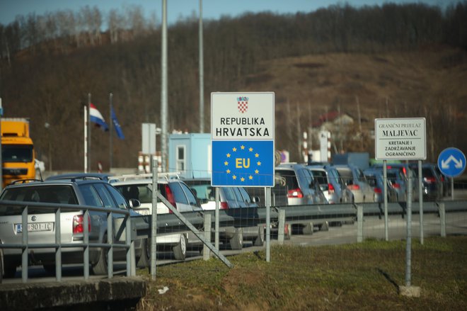 Hrvaška bo ograjo postavila še na dveh mejnih prehodih. FOTO: Jure Eržen/Delo