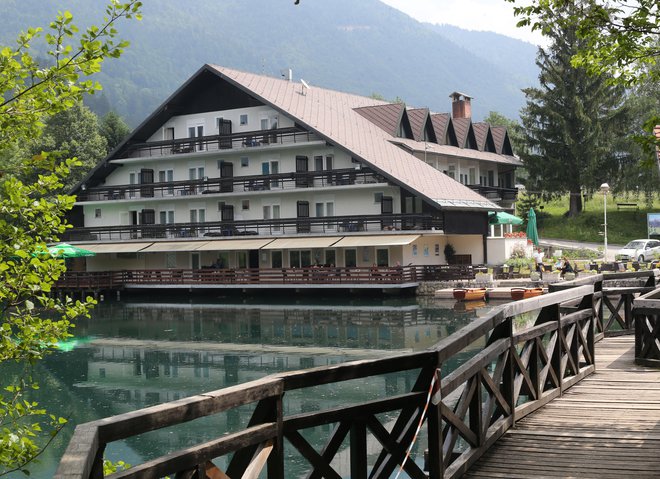 Jezero je s čudovito kuliso gora v ozadju glavna turistična atrakcija in največkrat fotografirana preddvorska zanimivost. FOTO: Tomi Lombar/Delo