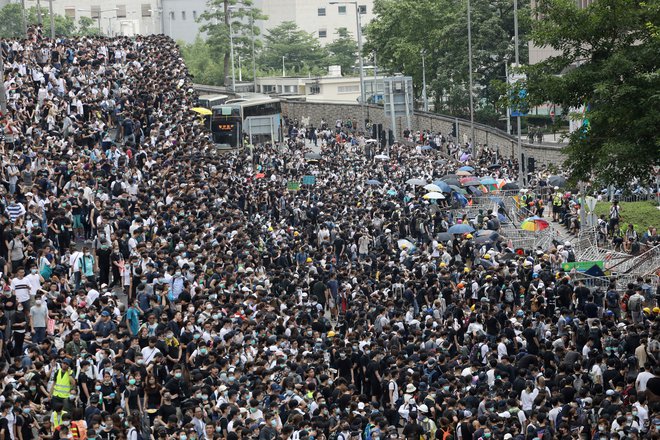 Na tisoče protestnikov znova na ulicah Hongkonga. FOTO: Athit Perawongmetha/Reuters