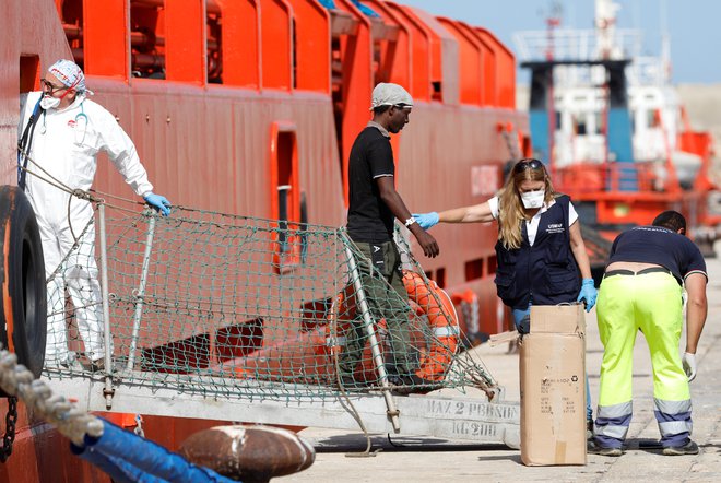 Italijanska vlada je včeraj&nbsp;na predlog notranjega ministra Mattea Salvinija sprejela zakonsko uredbo, ki določa visoke kazni za ladje, ki v Sredozemskem morju pomagajo migrantom in beguncem.&nbsp;FOTO: Reuters