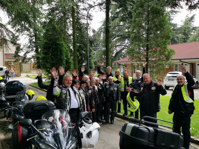 Zbor pred gostiščem 1000 ruža pod Avalo, dolga pot je še pred motoristi. Foto Milena Zupnič