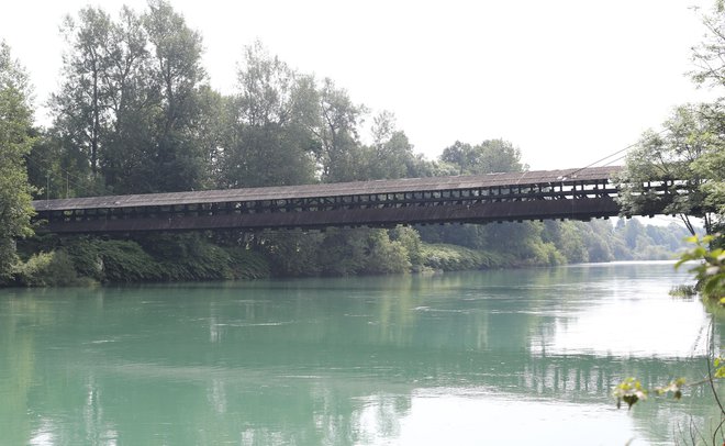 Savo med Mednim in Vikrčami preči 90-metrska brv. FOTO: Tomi Lombar/Delo