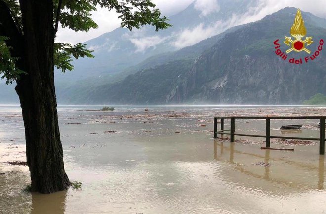Jezero Como v pokrajini Lecco. FOTO: Vigili Del Fuoco/Twitter