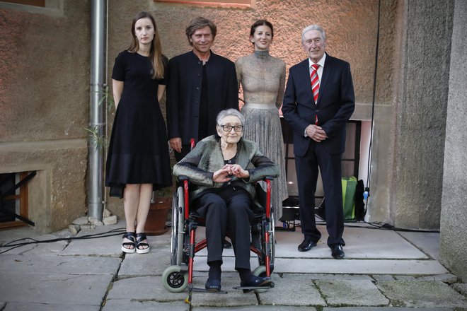 Lavreati - Marlenka Stupica, Urša Menart, Bojan Gorišek in Sanja Nešković Peršin - z ljubljanskim podžupanom Alešem Čerinom. Foto Uroš Hočevar