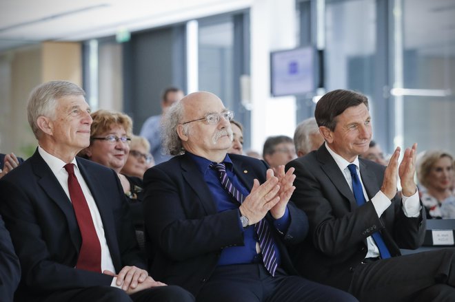 Prof. Ronald M. Šega, prof. Duncan Haldane in Borut Pahor med slavnostno podelitvijo listin Inženirske akademije Slovenije FOTO: Uroš Hočevar