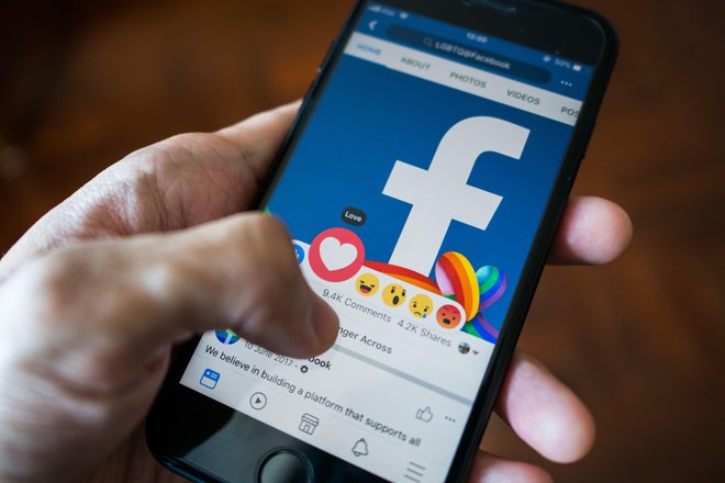 Na Facebooku krožijo lažni oziroma prirejeni videoposnetki ustanovitelja in glavnega izvršnega direktorja Marka Zuckerberga. FOTO: Shutterstock