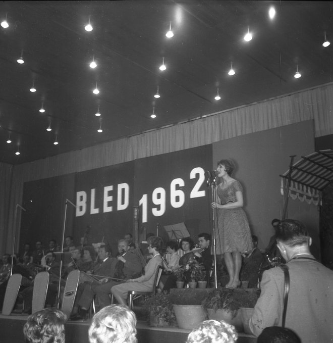 Že leta 1962 jo je občinstvu na Bledu nagradilo za skladbo <em>Zvezde padajo v noč.</em><br />
Foto Edi Šelhaus