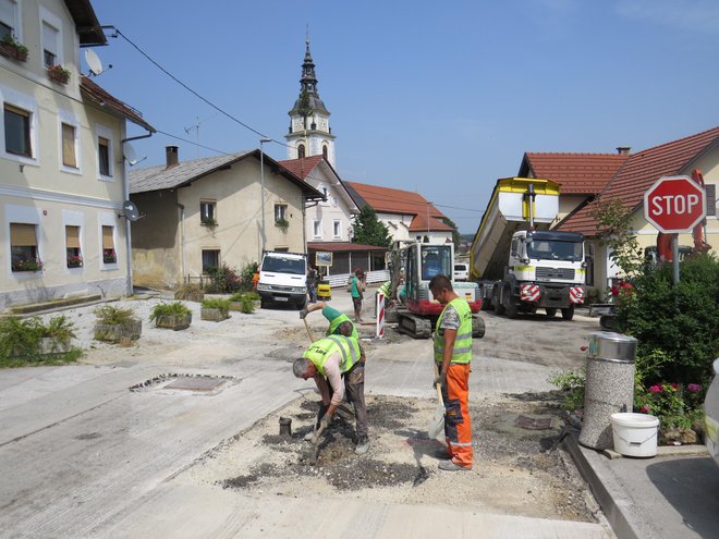 Gradbinci v teh dneh hitijo s posodobitvijo ceste skozi Šentvid pri Stični. FOTO: Bojan Rajšek/Delo