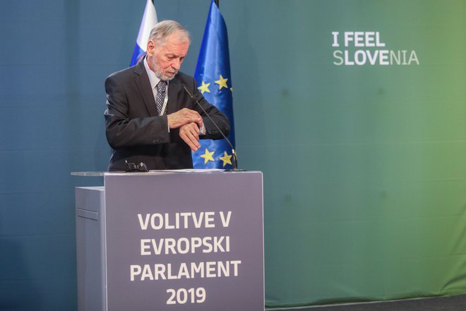 Predsednik DVK Anton Gašper Frantar,&nbsp;ki dolžnosti opravlja do zaključka evropskih volitev, je v nedeljo, 26. maja, ob 23. uri prebral rezultate evropskih volitev. FOTO: Voranc Vogel/Delo