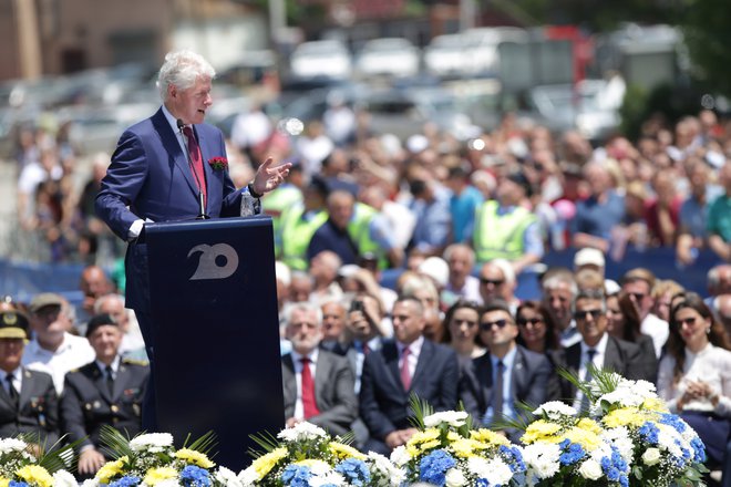 Bill Clinton je na slovesnosti v Prištini dejal, da je ponosen, ker se je odločil, da je dovolj etničnega čiščenja, bežanja ljudi z njihovih domov in ubijanja nedolžnih civilistov. FOTO: Florion Goga/Reuters