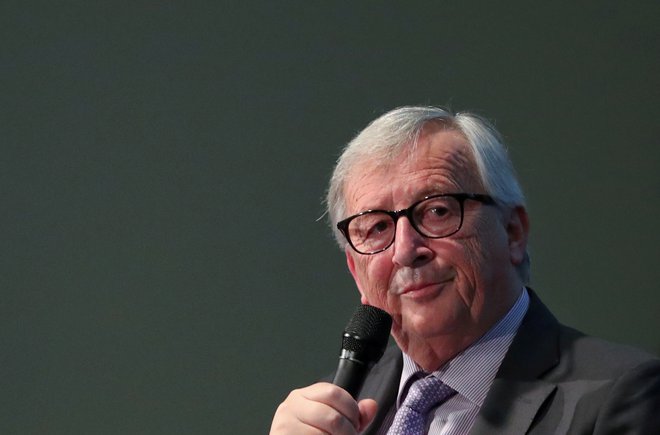 Jean-Claude Juncker ob koncu svojega mandata razlaga medijem, da je živel v zelo skromnih razmerah. Foto: Reuters