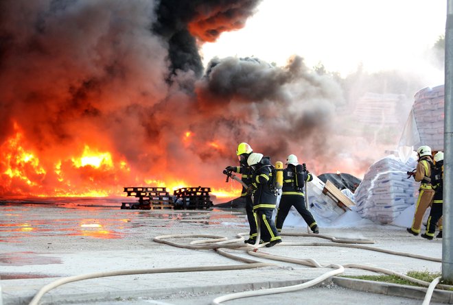Požar v podjetju Fragmat. FOTO Ljubo Vukelič/Občina Cerknica