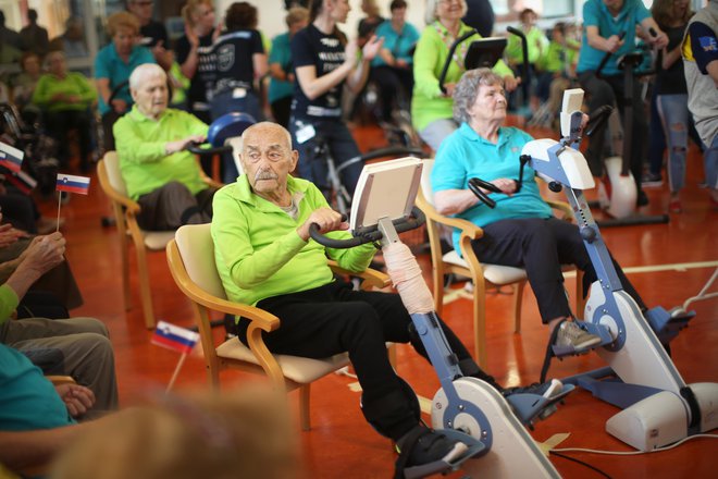 Na seniorskem maratonu Franja v fužinskem domu je sodelovalo 69 kolesarjev, povprečno starih 86 let. Foto Jure Eržen