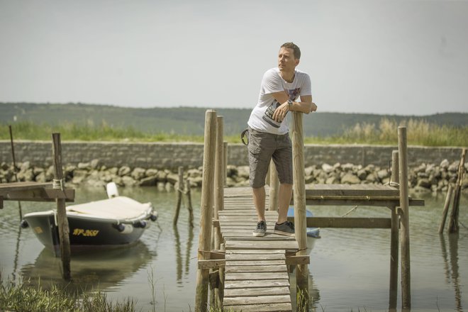 Tilen Genov je s svojim društvom Morigenos dokumentiral stalno populacijo delfinov v Tržaškem zalivu. FOTO: Leon Vidic