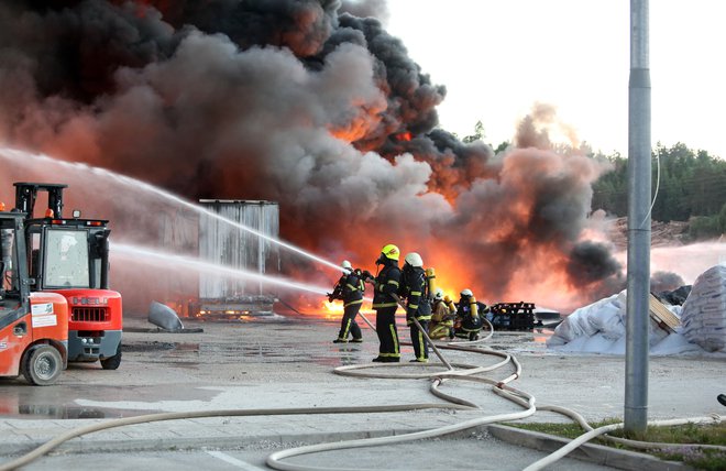 Zaradi ne dovolj stabilne konstrukcije so gasili le od zunaj. FOTO: Ljubo Vukelič/občina Cerknica