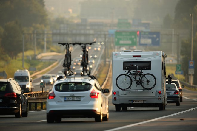 Povečan promet je praktično na vseh domačih avtocestah. FOTO: Jure Eržen/Delo