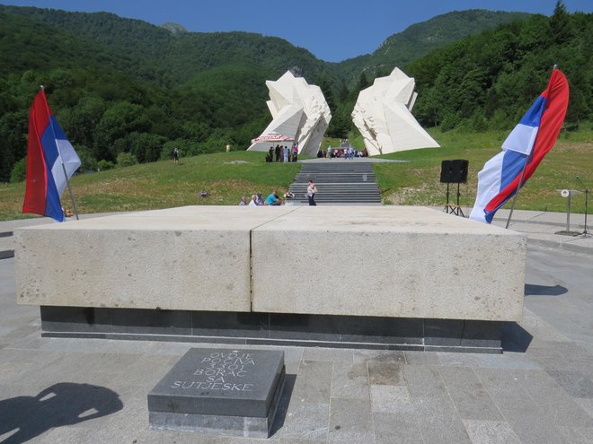 Na kostnici padlih borcev sta vihrali le srbski zastavi. FOTO: Bojan Rajšek/Delo