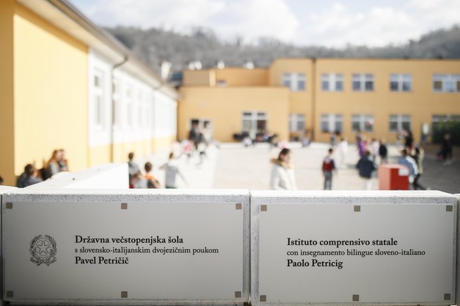 V Benečiji so izvajali hud pritisk na slovenski narod, zato se je slovenski jezik uporabljal zelo malo oziroma samo v domačem okolju. Stvari na bolje premika špetrska dvojezična šola. Foto Uroš Hočevar