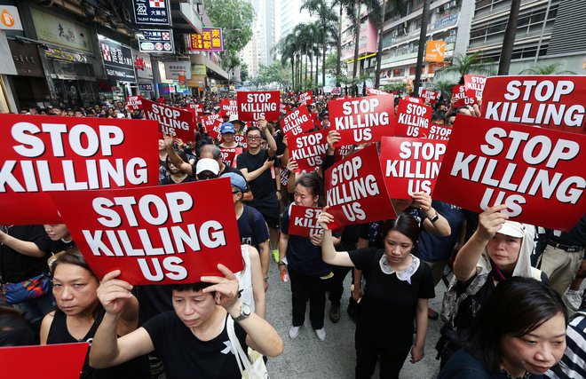 Kriza v Hongkongu je že močno prerasla vprašanje zakona o izročitvi osumljencev za kazniva dejanja v Hongkongu oblastem na celinski Kitajski, menijo tamkajšnji analitiki. FOTO: Reuters