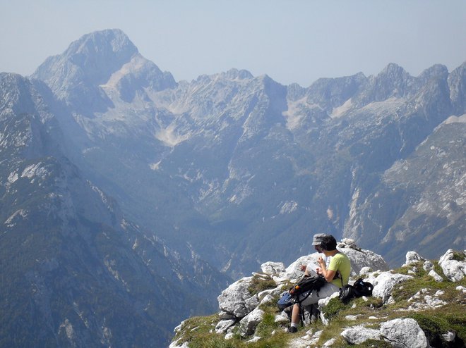 Tuji planinci&nbsp; v temi niso mogli sestopiti s Prisojnika. Foto Maja Grgič