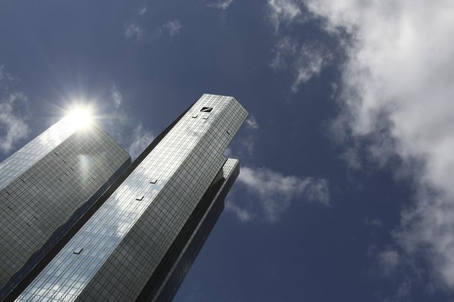 Deutsche bank naj bi ustanovila slabo banko in se znebila precejšnjega portfelja v investicijskem bančništvu. Vprašanje je, ali bo potem za banko posijalo sonce. Foto Reuters