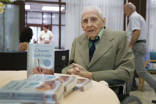 Knjiga Osnove grafologije Jožka Battestina je plod večdesetletnega raziskovanja. FOTO: Leon Vidic