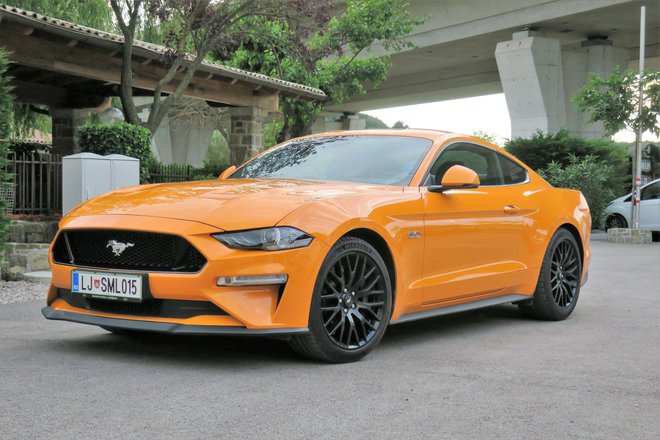 Mustang ostaja zvest slogu &raquo;bad-boya&laquo;, ki je najbolj poudarjen na neskončno dolgem prednjem delu in kratkem zadku s štirimi zajetnimi in vse prej kot tihimi izpuhi. Foto Bruno Kuzmin