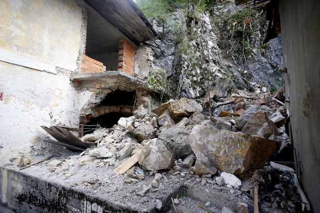 Bistro in dve hiši sta uničila dva skalna podora v dveh mesecih in pol. FOTO: Roman Šipić/Delo