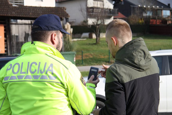 Rekorderja so ustavili črnomaljski policisti, voznik je imel 2,4 promila alkohola v krvi, v okolici Brežic pa so ustavili voznika, ki je bil poleg alkohola tudi pod vplivom prepovedanih drog. FOTO: PU Novo mesto