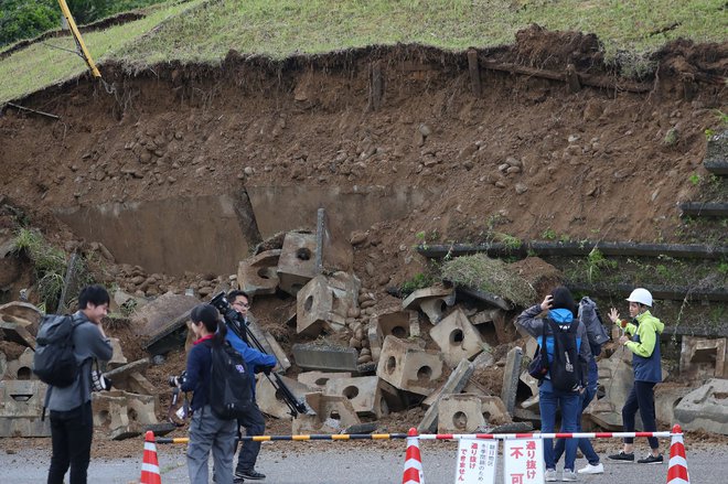 Pristojne službe so znižale magnitudo potresa s prvotnih 6,8 na 6,7.&nbsp;FOTO: Jiji Press/AFP