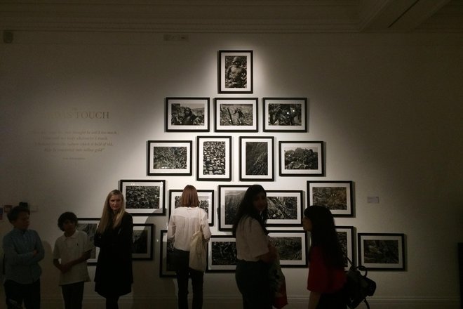 Lansko jesen so v dražbeni hiši Sotheby's v Londonu pripravili prodajno razstavo Salgadovih del. Foto Jure Eržen