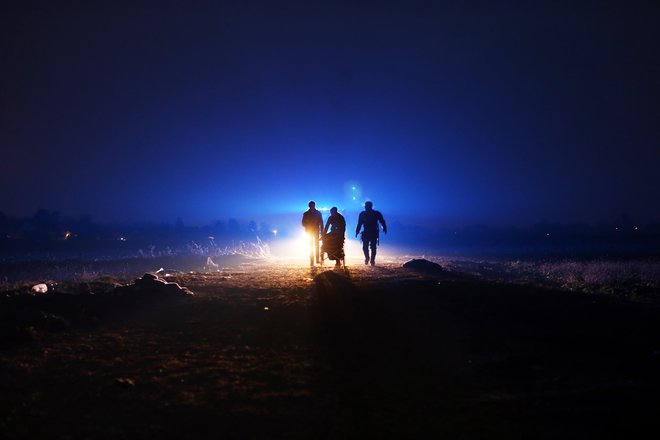 Begunci na poti proti zbirnemu centru v Dobovi leta 2015; po zadnjih podatkih jih je v Sloveniji dobrih 600. FOTO: Uroš Hočevar/Delo