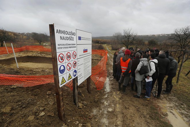 Arheologi so delo opravili, projekti za gradnjo gredo v izdelavo. FOTO: Leon Vidic/Delo