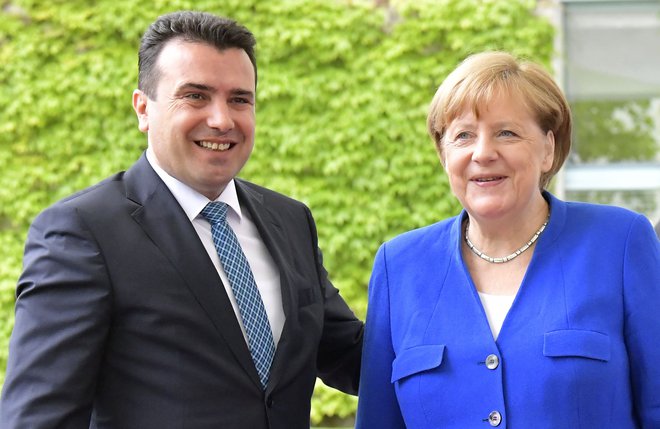 Čeprav je Severna Makedonija ostala praznih rok, se je premier Zoran Zaev oprl na obljubo nemške kanclerke Angele Merkel, da bo Nemčija jeseni prižgala zeleno luč. FOTO: Tobias Schwarz/AFP