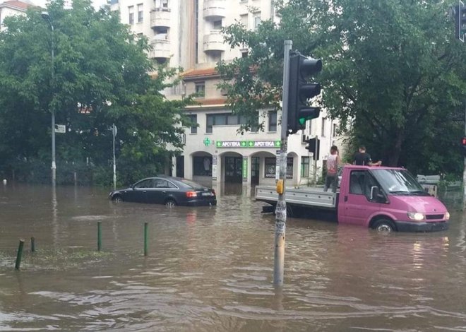 Voda v Beogradu je voda zalila ulice. FOTO: Milena Zupanič