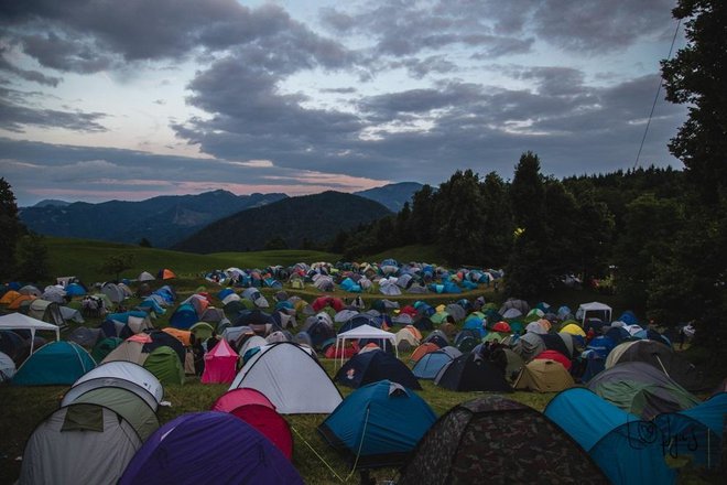 Organizatorji Gore rocka obiskovalcem nudijo brezplačno kampiranje. FOTO: Pija Šarko