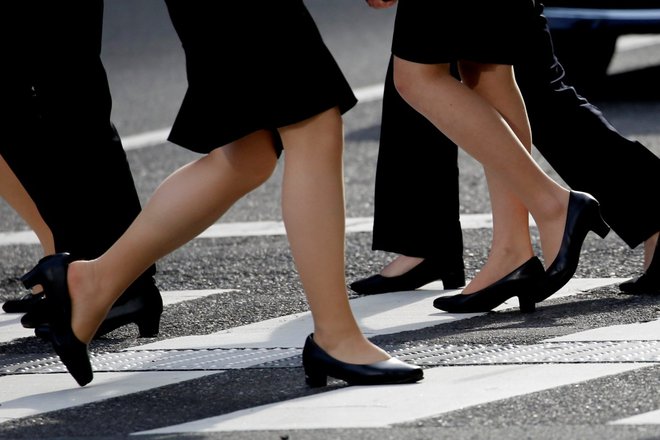 Japonke, ki so iskale delo, so se redno srečevale z zahtevo, da morajo biti oblečene na ustrezen način in nositi čevlje z visokimi petami. FOTO: Reuters