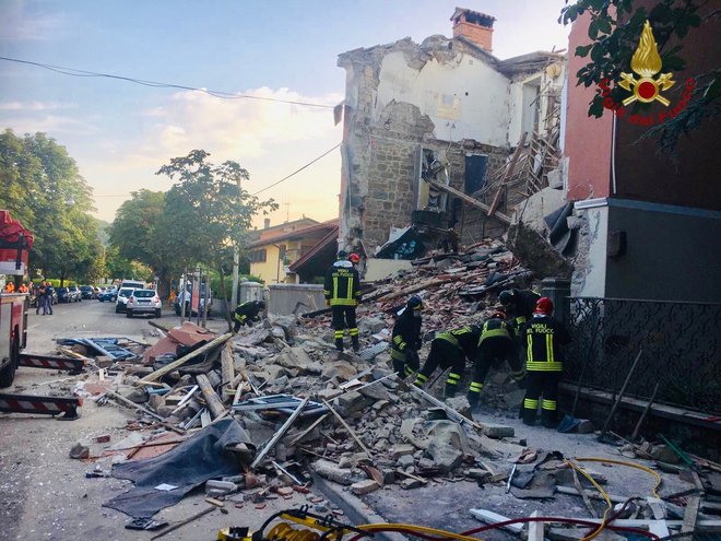 Gasilci so po eksploziji s pomočjo izurjenih psov izpod ruševin izvlekli moško in žensko truplo. FOTO: Goriški gasilci