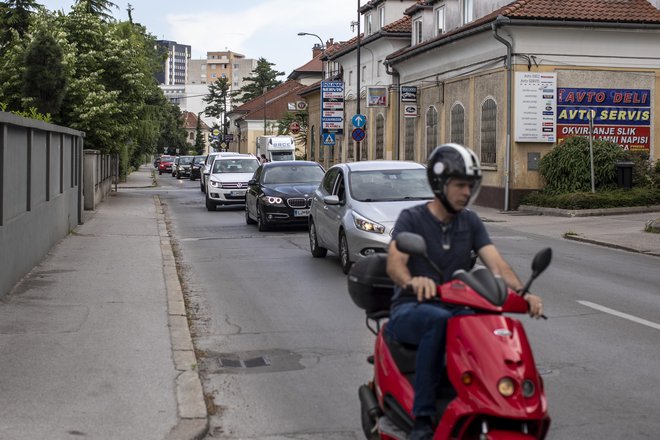 V jutranjih in popoldanskih urah je na Parmovi ulici proti Samovi gneča včasih neznosna. FOTO: Voranc Vogel