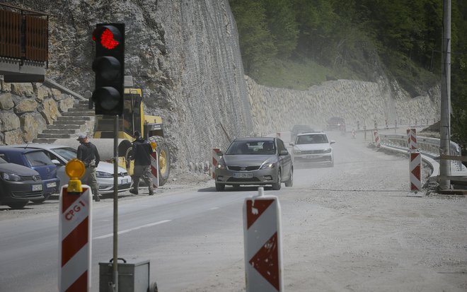 Enosmerni promet na več delih državne ceste narekuje čas trajanja vožnje že šesto leto. Foto Jože Suhadolnik