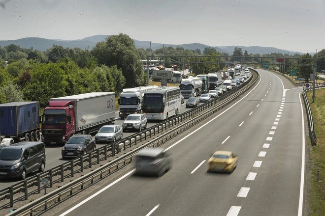 Včerajšnja gneča na primorski avtocesti proti Obali. FOTO Mavric Pivk/Delo