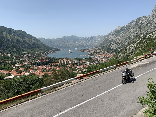 Pogled na Boko Kotorsko s stare avstro-ogrske ceste proti Cetinju.<br />
FOTO: Blaž Kondža