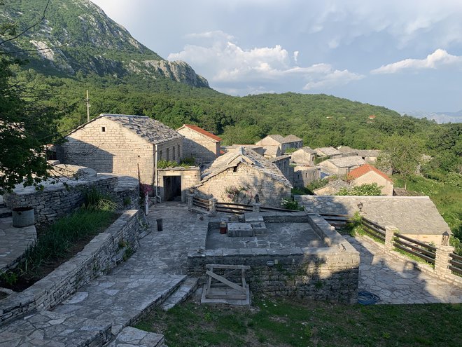 V vasi Žlijebi pod Orjenom lahko vidimo izvirne hiše, ki so pokrite s kamnitimi strešniki. FOTO: Blaž Kondža