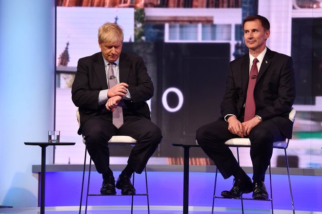 Boris Johnson in Jeremy Hunt med nedavnim televizijskim soočenjem. FOTO: Jeff Overs/Afp