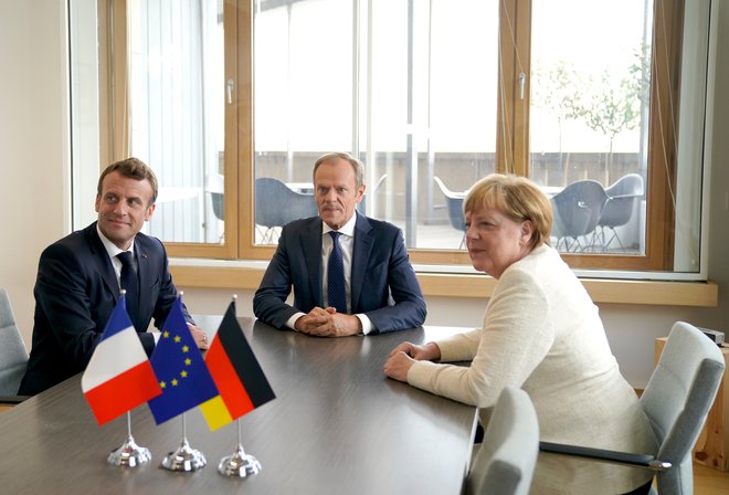 Brez soglasja Francije in Nemčije ne bo napredka v izbiranju vodilnih predstavnikov EU. Kanclerka Angela Merkel in predsednik Emmanuel Macron sta se usklajevala z Donaldom Tuskom že pred samim vrhom. FOTO:Kenzo Tribouillard/REUTERS
