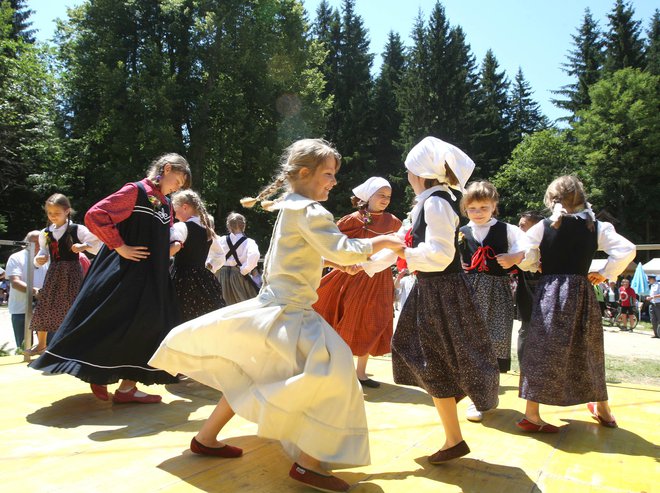 Mladi plesalci pred najdebelejšim slovenskim drevesom. FOTO: Dokumentacija Dela