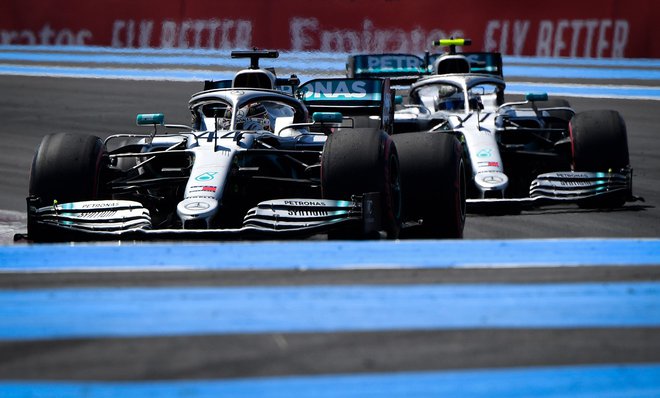 Mercedesova dirkača Lewis Hamilton in Valtteri Bottas bosta vroča kandidata za zmago tudi na veliki nagradi Francije. FOTO: AFP
