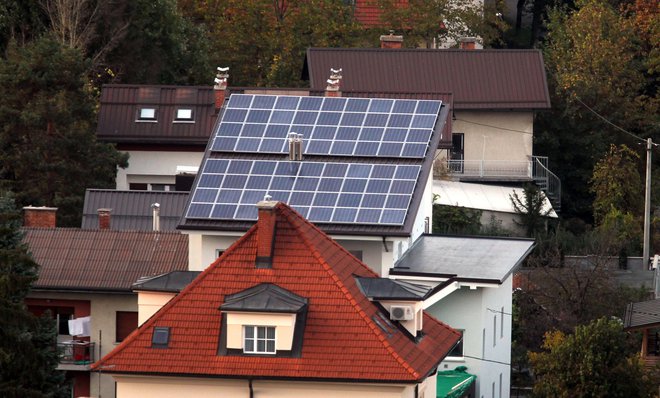 Še veliko streh je prostih. FOTO: Blaž Samec/Delo