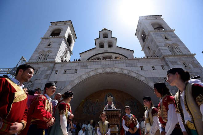 Škof SPC Joanikije je pred več tisoč verniki v Podgorici poudaril, da se bodo borili za svoje zakonske pravice ter varovali in branili svoje cerkve, samostane in grobove prednikov. FOTO: Savo Prelević/AFP