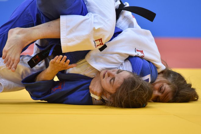 Maruša Štangar (v belem dresu) se je v boju za medaljo pomerila s srbsko reprezentantko Milico Nikolić. FOTO: Sergei Gapon/AFP